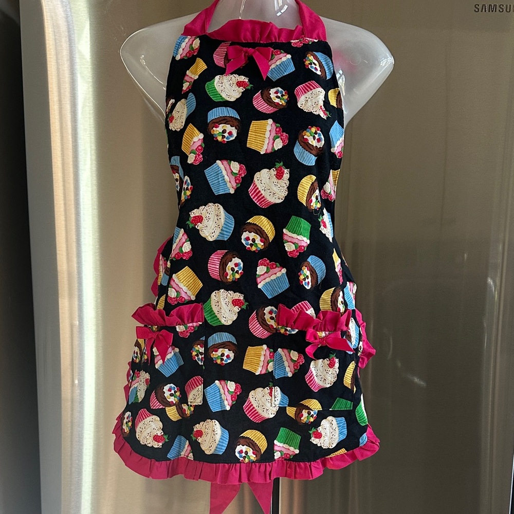 NWOT Cupcake Apron with Pink Accents and ruffles🤩
